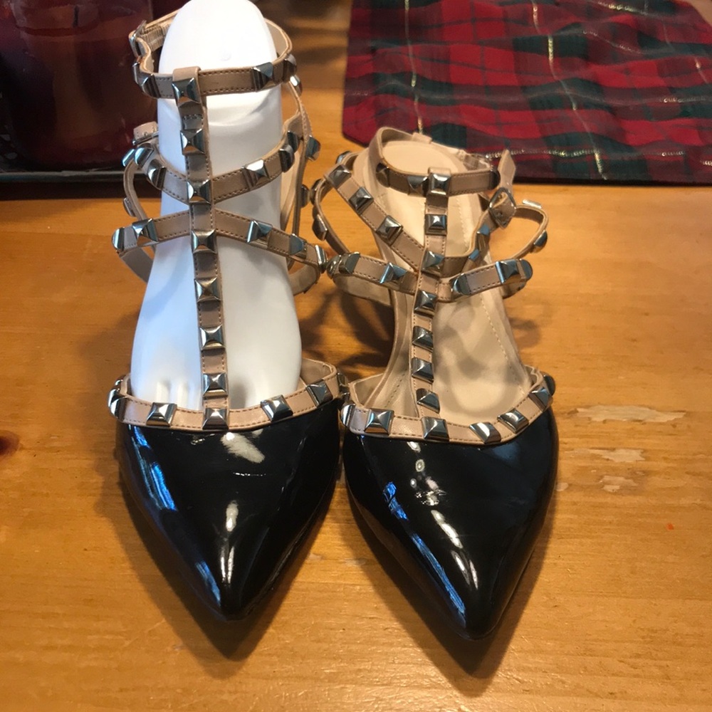 BCBG women’s Beige/Blk. Patent Heels